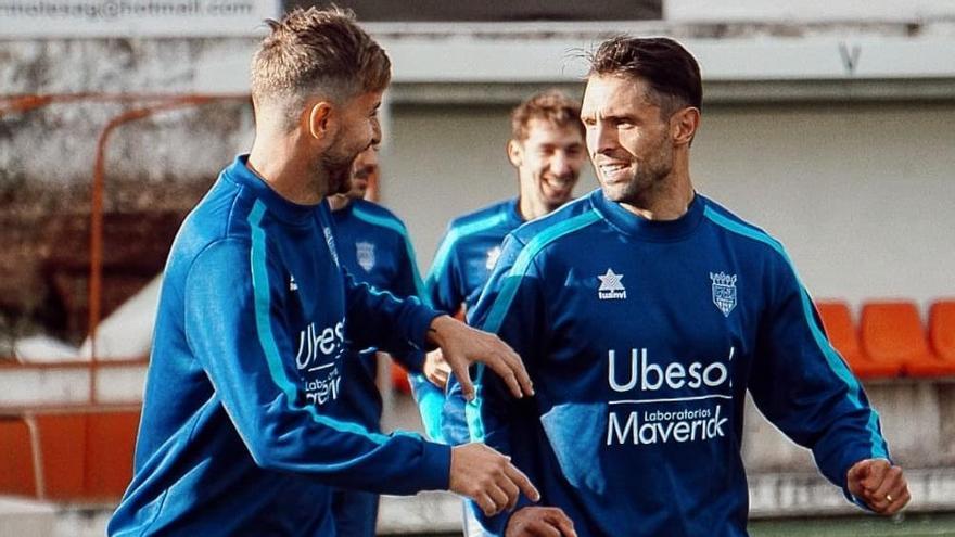 Jugadores del Atzeneta en un entrenamiento en el Regit.