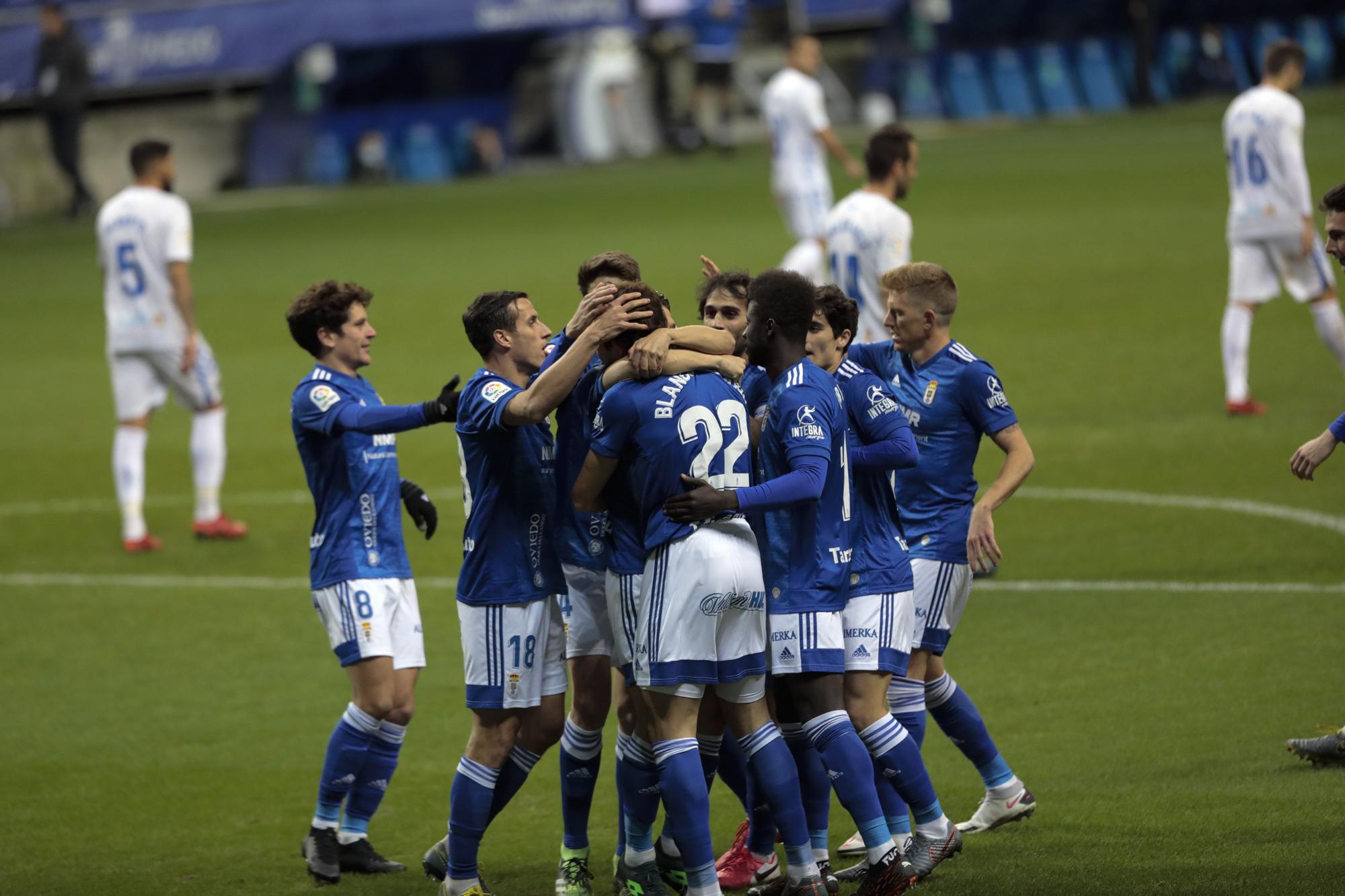 El partido del Oviedo ante el Tenerife, en imágenes