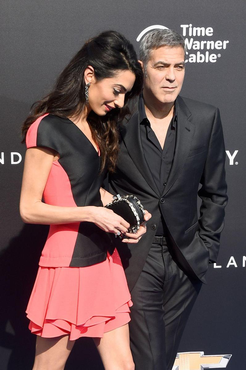 Amal Clooney con bolso de mano negro con cadena plateada