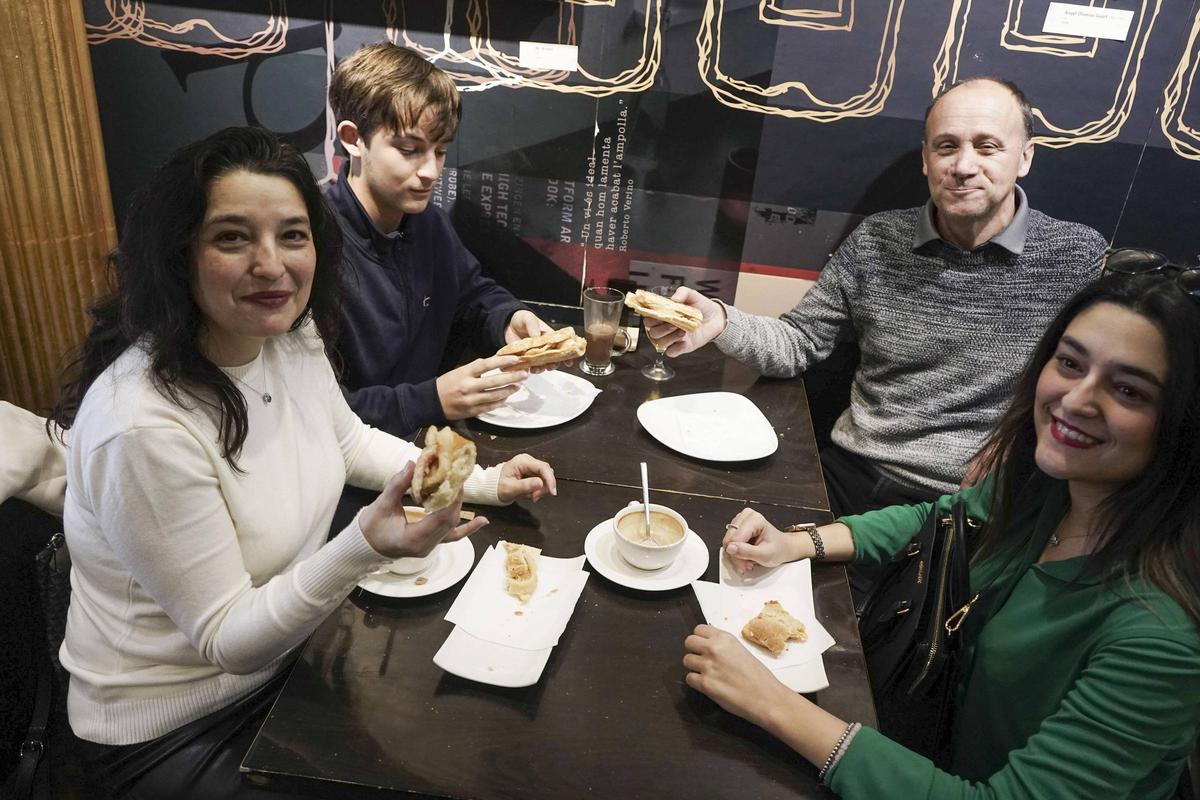 Una família gaudint l’entrepà de calamars al bar-restaurant Las Vegas de Manresa