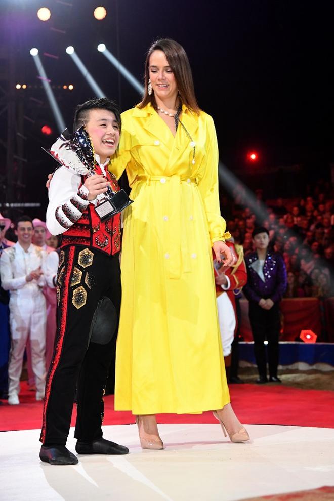 Pauline Ducruet con vestido amarillo que sigue los patrones de la gabardina