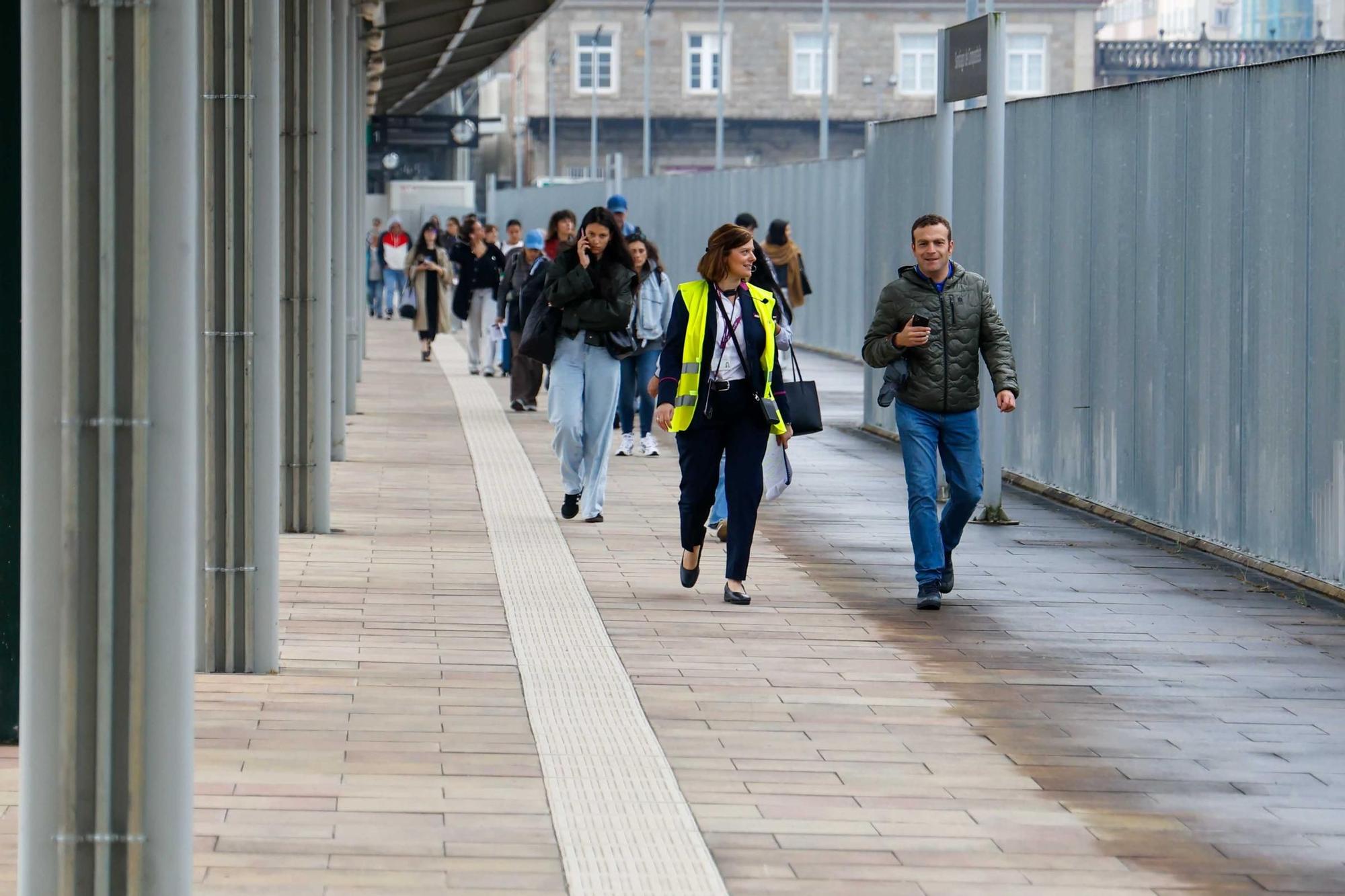 Renfe lo consigue: trasbordo ordenado del tren al bus y sin protestas en Santiago