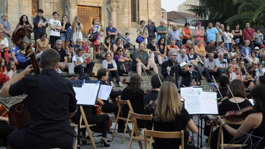La Orquestra do Espazo de Cámara da USC en concierto en la Praza da Igrexa. // Bernabé/Javier Lalín