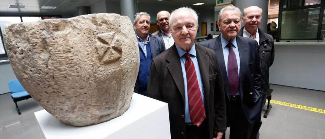 Antonio José Izaguirre Pérez, delante, con José María León Pérez y otros asistentes al acto de ayer en el Ayuntamiento de Castrillón, junto a la pila bautismal en la nueva peana.