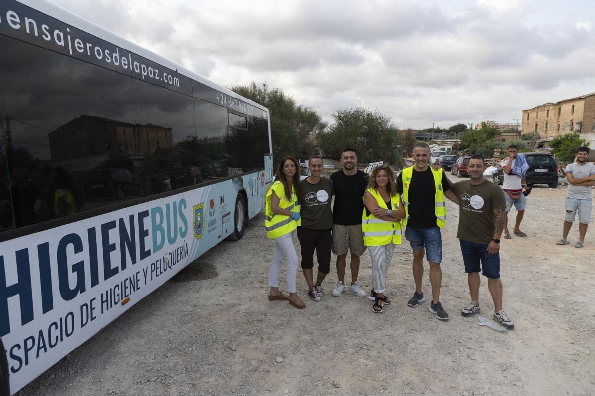 Las seis personas que forman parte del dispositivo de asistencia en la Gallineta con Chelo Felip en el centro