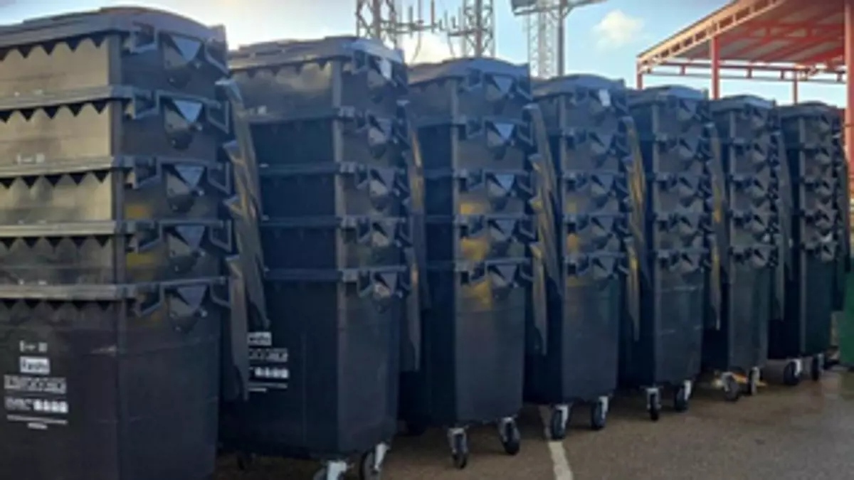 Villena renueva 126 contenedores de basura para el casco urbano