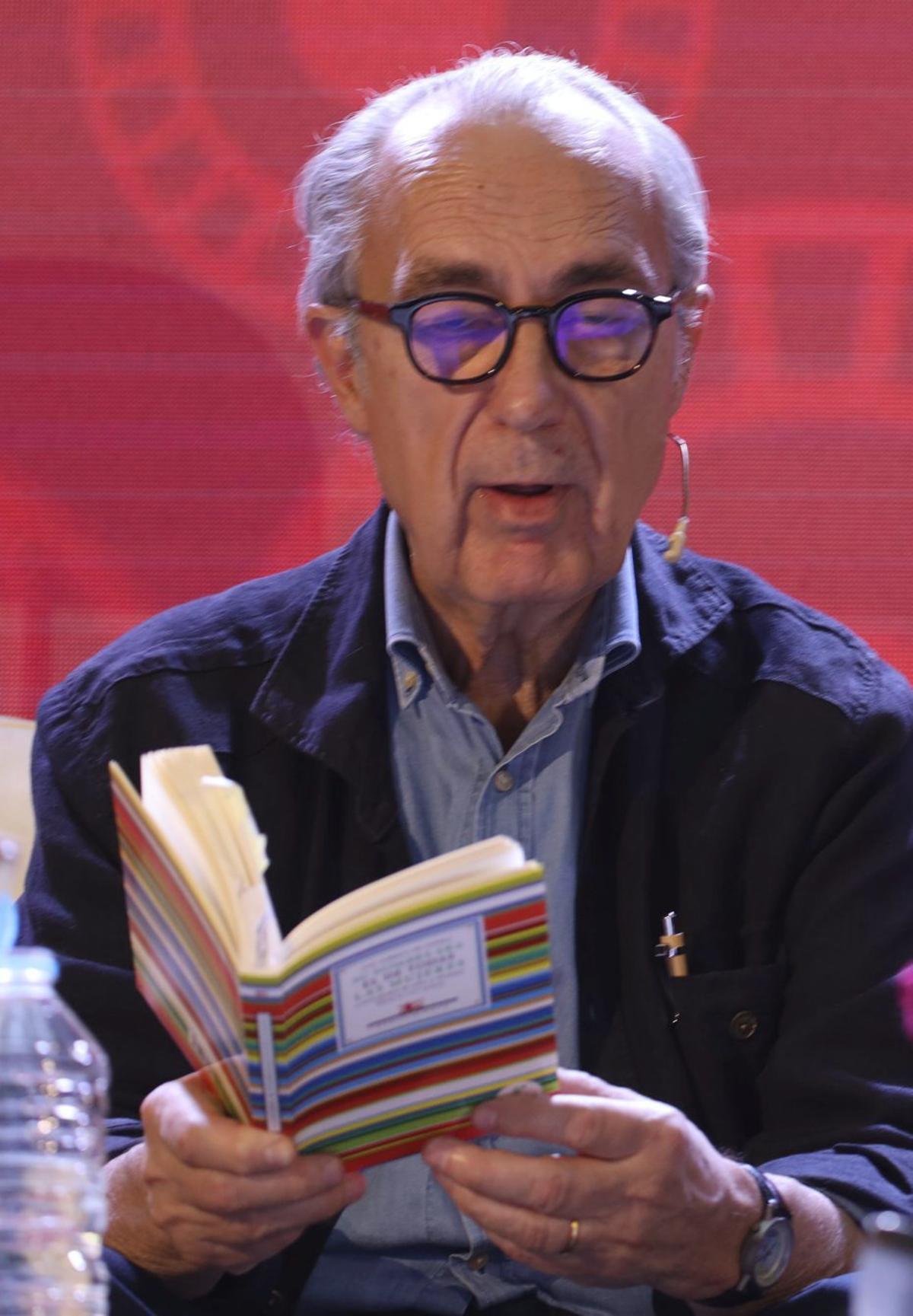 Luis Alberto de Cuenca, en una participación en Cosmopoética