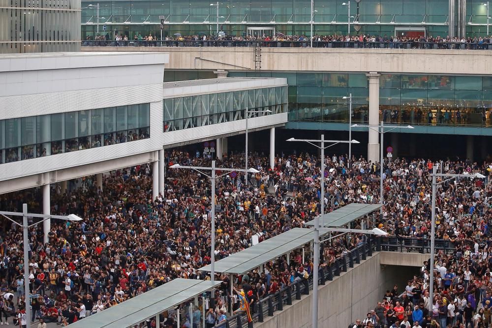 Milers de persones a l'aeroport del Prat