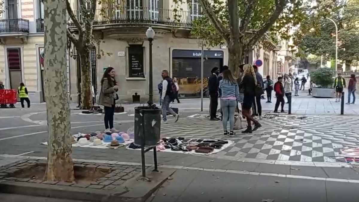Una zona de venda top-manta al Passeig Pere III amb motiu del rodatge d'"El cuerpo en llamas"