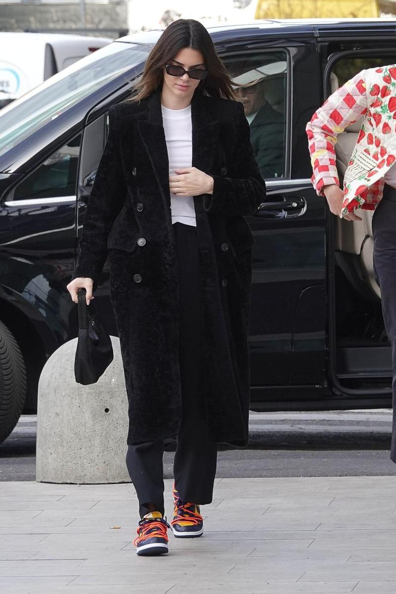 Kendall Jenner con look en negro con zapatillas de colores