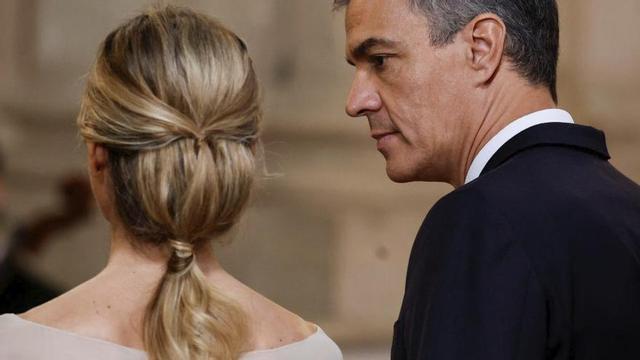 Pedro Sánchez, amb la seva dona. | JUAN MEDINA / REUTERS