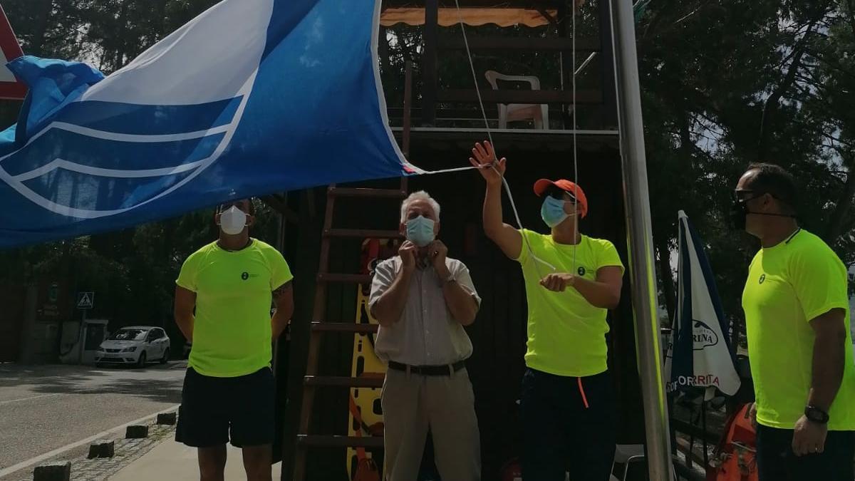 El alcalde de Poio izando la Bandera Azul en la playa de Cabeceira