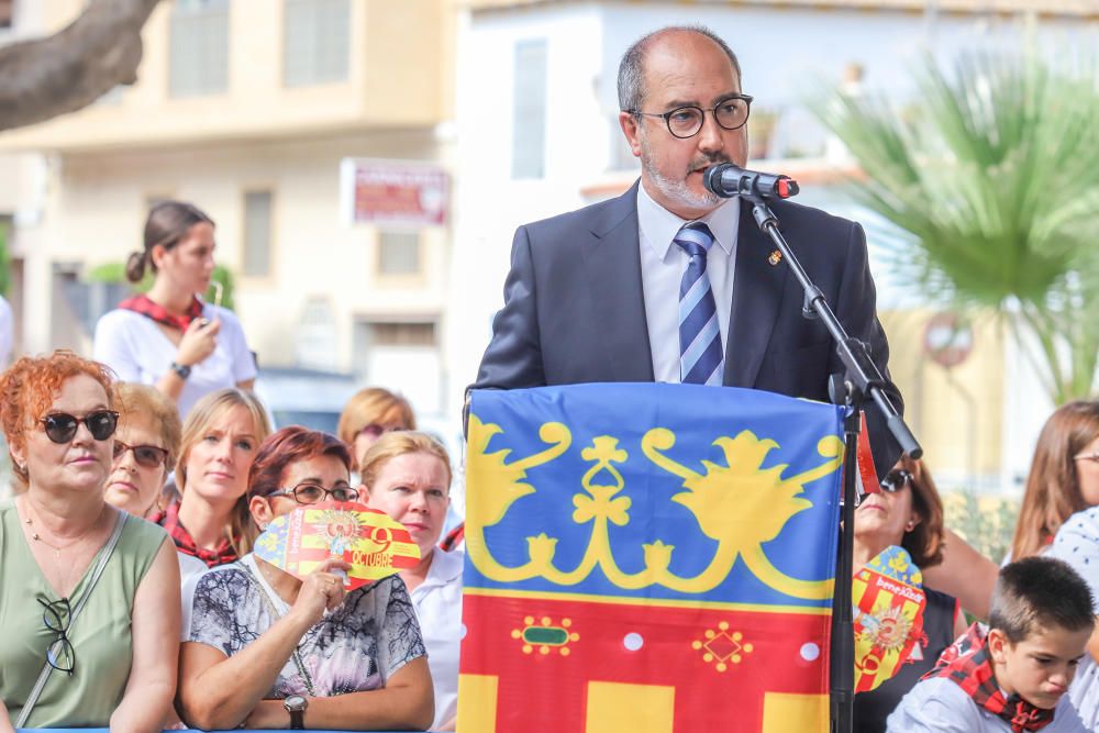 Benejúzar ha acogido el traslado de la patrona desde su santuario y un acto de homenaje a la Señera, en el día de la Comunidad Valenciana