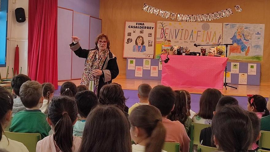 Fina Casalderrey presta ya su nombre a una aula del colegio Campomaior de Ordes donde firmó libros