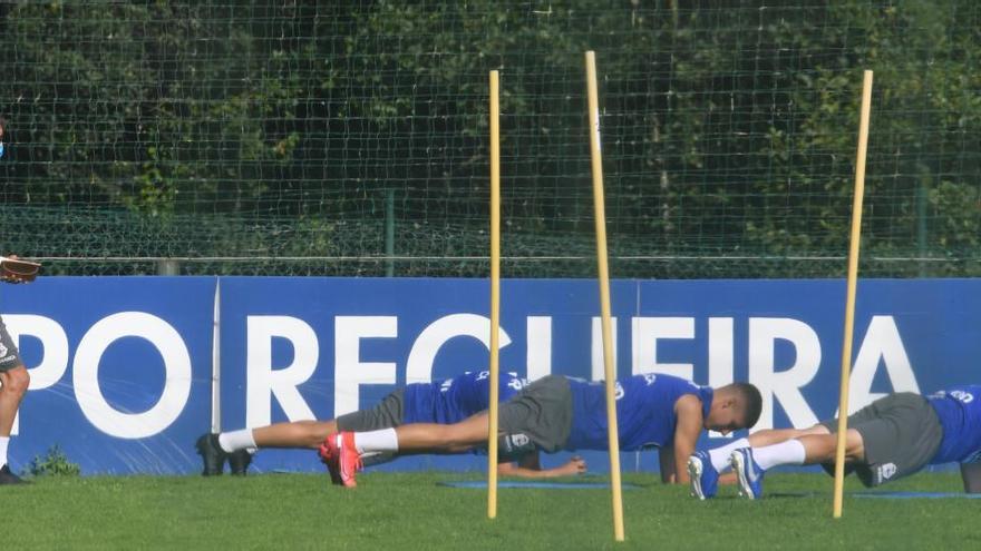 Fernando Vázquez, a la izquierda, en una de las últimas sesiones que dirigió en Abegondo la pasada temporada.