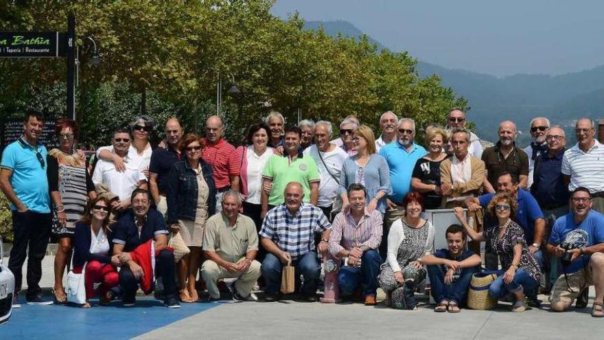 Carballo, cuarto por la derecha, de pie, rodeado de amigos antes de compartir comida en Moaña. // G.Núñez