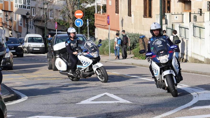 Agentes de la Policía Local de Vigo saliendo de la Jefatura.