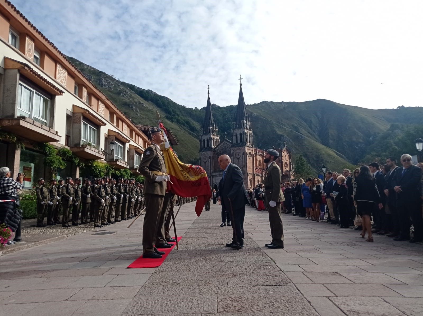 Multitudinaria jura de bandera en Covadonga, con imágenes para la historia en el real sitio