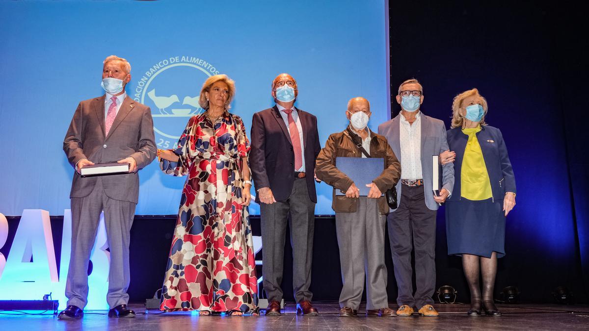 Los voluntarios reconocidos junto a la presidenta del Banco de Alimentos y sus antecesores en este cargo.