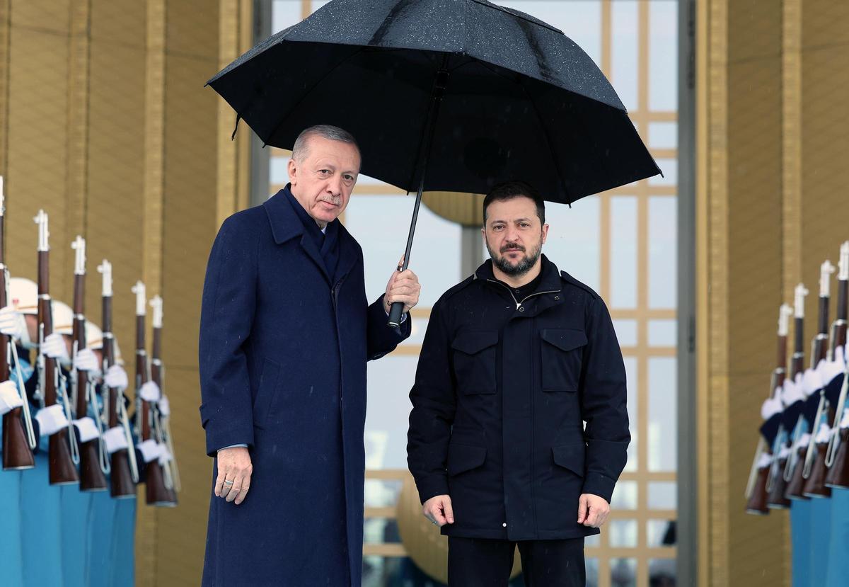 El presidente de Turquía, Recep Tayyip Erdogan, y el presidente de Ucrania, Volodímir Zelenski, durante la reunión que han mantenido ambos en Ankara.