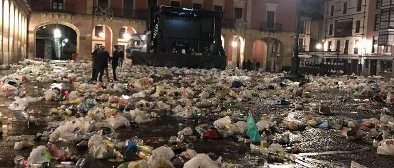 Restos de basura en la plaza Mayor tras la fiesta de Nochevieja.