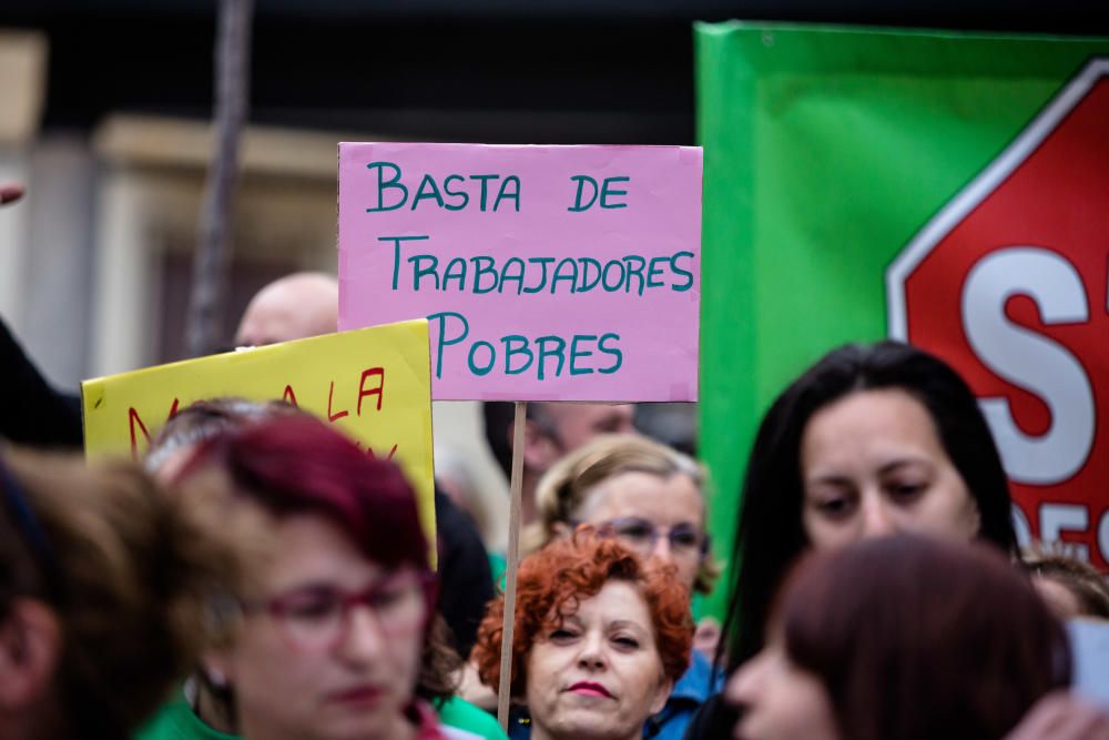 Multitudinaria manifestación contra la precariedad laboral en Benidorm