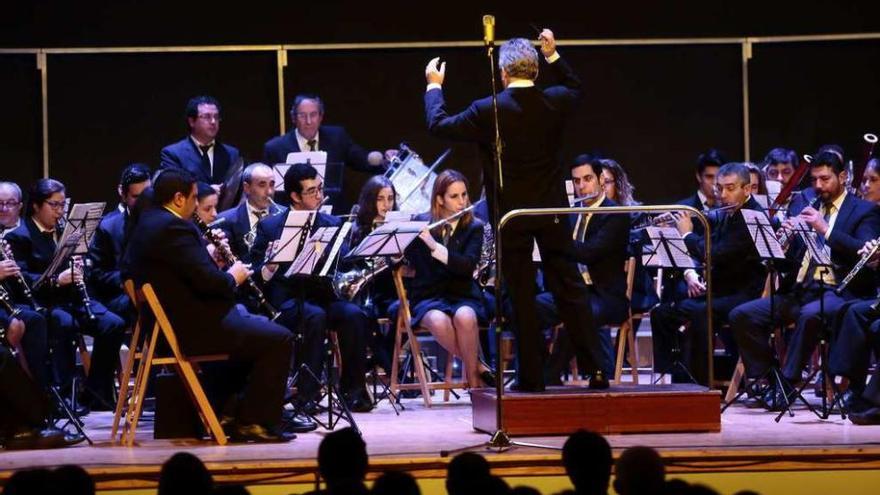 Distinción a toda una vida de trabajo parroquial  |  La presidenta del Centro Cultural de Valladares destaca el trabajo de los vecinos de la zona: &quot;Son los que siempre se han movido por Valladares&quot;. Por ese motivo la asociación no solo festejó sus 45 años de existencia y sus orígenes sino que tuvo una mención especial para uno de sus vecinos, Isidro Barreiro, que recibió una distinción &quot;por toda una vida de trabajo a favor de la parroquia&quot;. La música del Orfeón Rey Rivero y la Unión Musical de Valladares (en la foto) amenizaron el acto, en el auditorio de la parroquia, al que acudieron numerosos residentes.