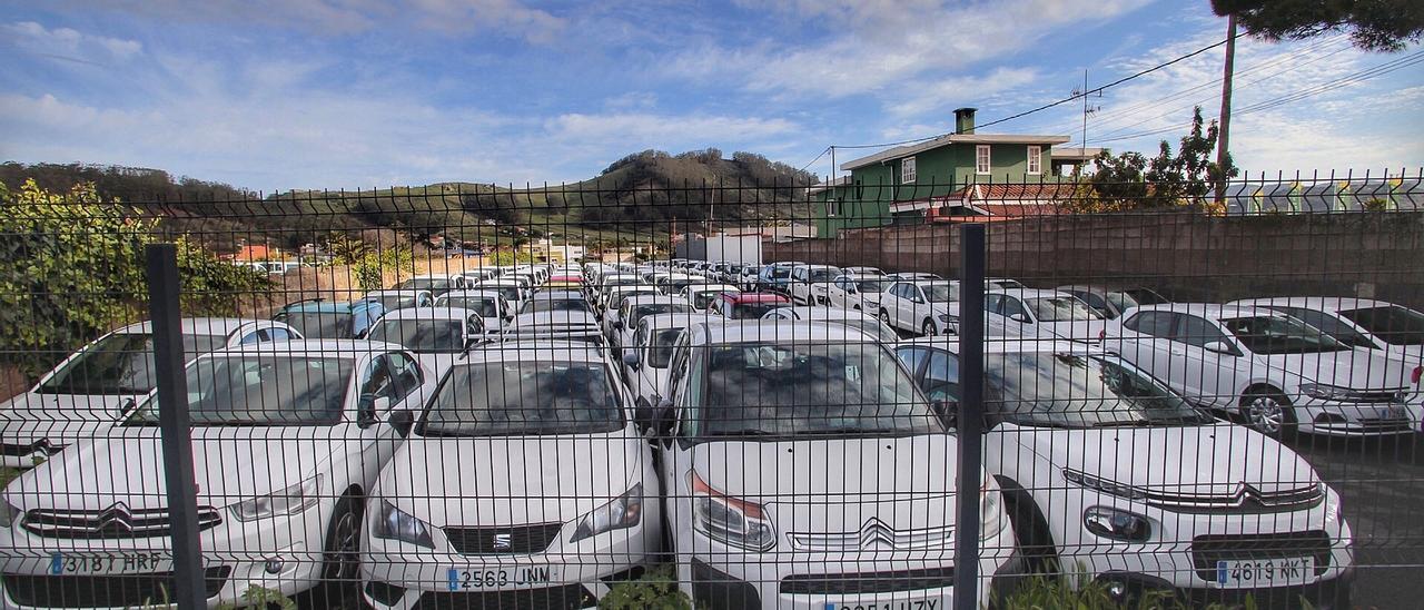 Un aparcamiento de coches de alquiler durante la pandemia.