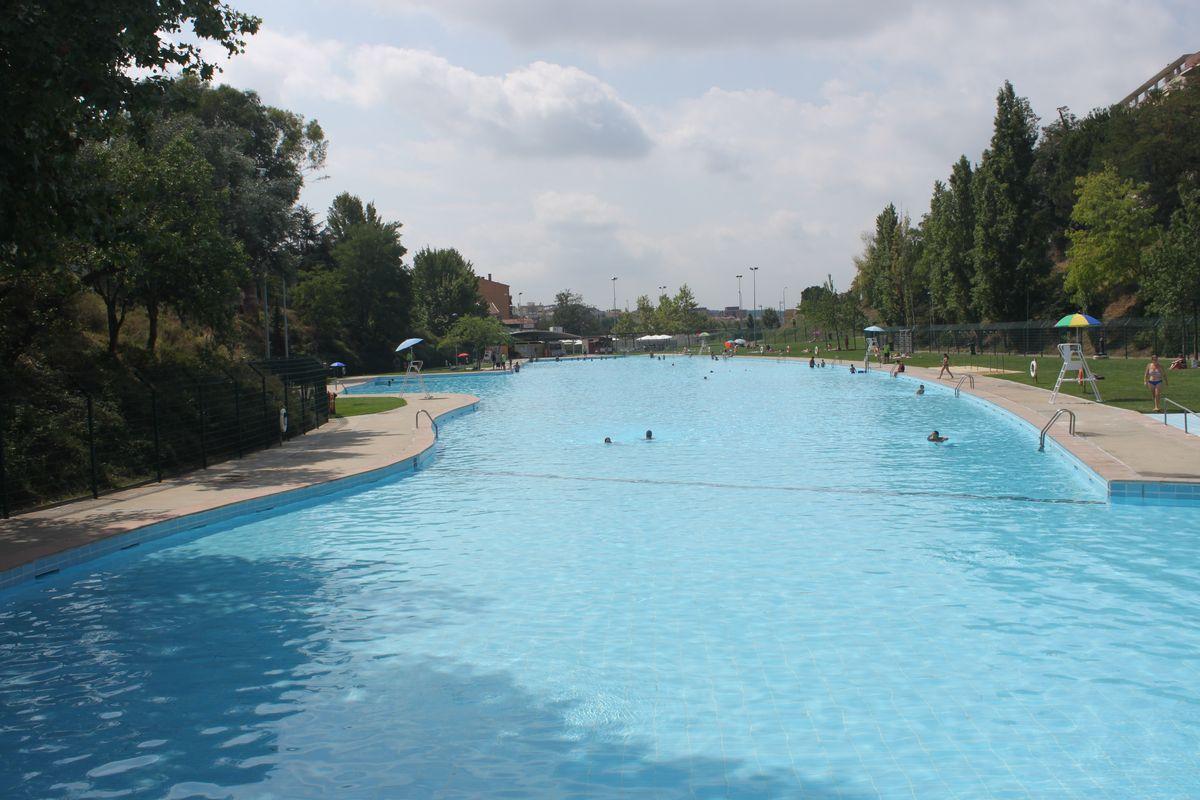 Baños en la piscina Vallparadís, en Terrassa.