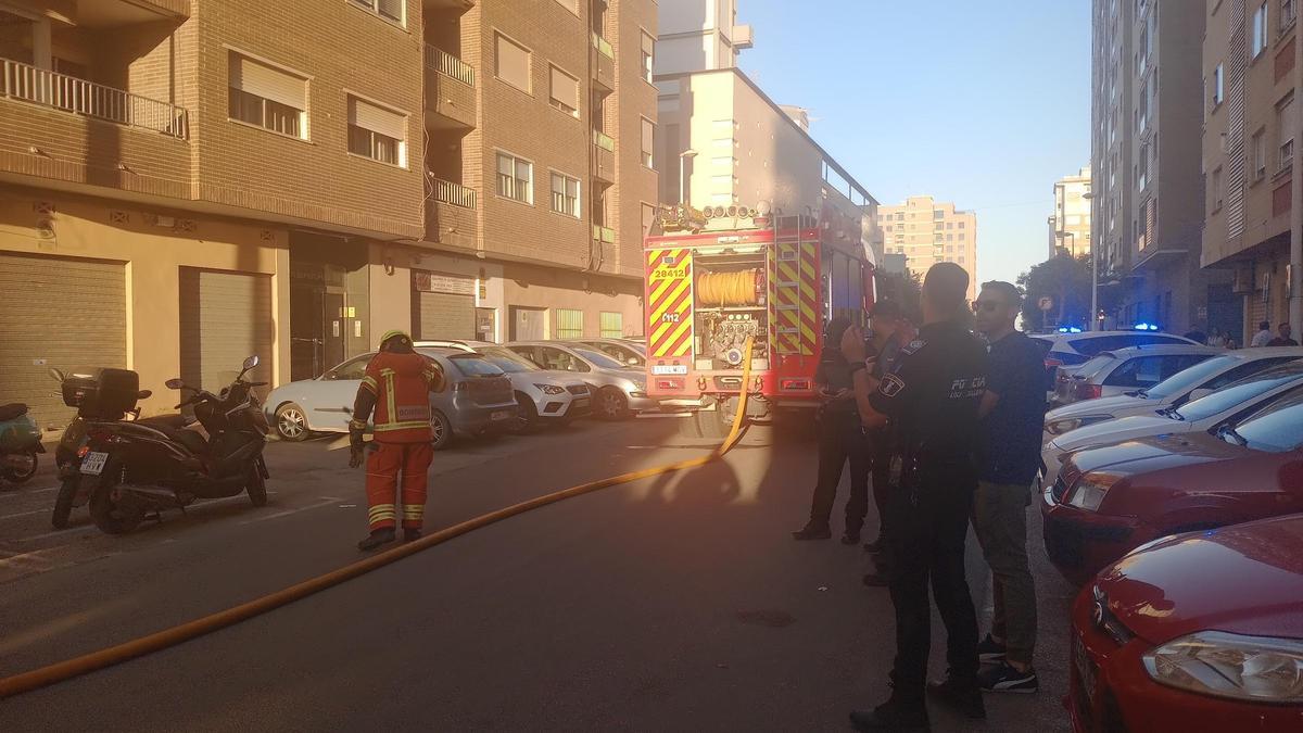 Bomberos y policías desplazados para atender el percance.