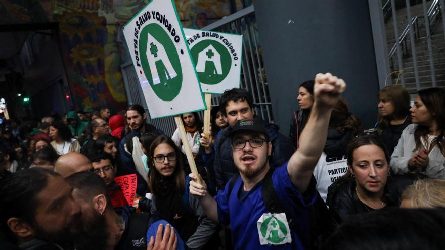 Trabajadores sector público se movilizan tras los despidos masivos en Argentina