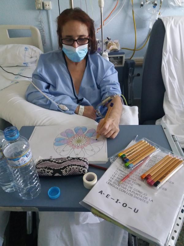 Elsa Lomas, en el hospital probando a dibujar.