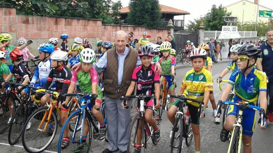 Manolito &quot;El Pegu&quot;, presidente de la Comisión de Festejos, ayer, con los participantes en el V Circuito Escuelas de Ciclismo &quot;El Carbayu&quot;, IV Memorial Emilio Rodríguez, &quot;Milio&quot;.