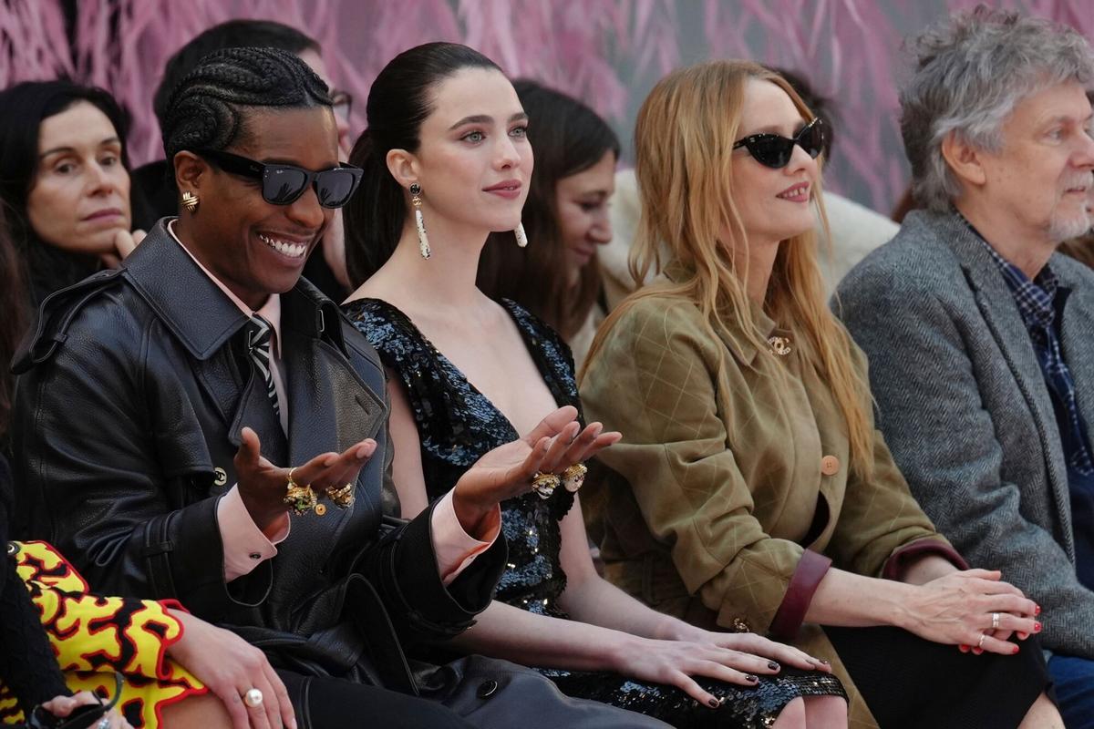 A$AP Rocky, Margaret Qualley y Vanessa Paradis en el desfile de alta costura de Chanel el pasado martes.