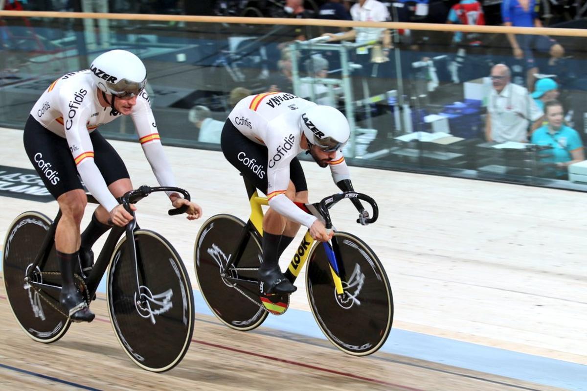 Cabello, al fondo, junto a Ten durante la prueba por equipos en Glasgow.