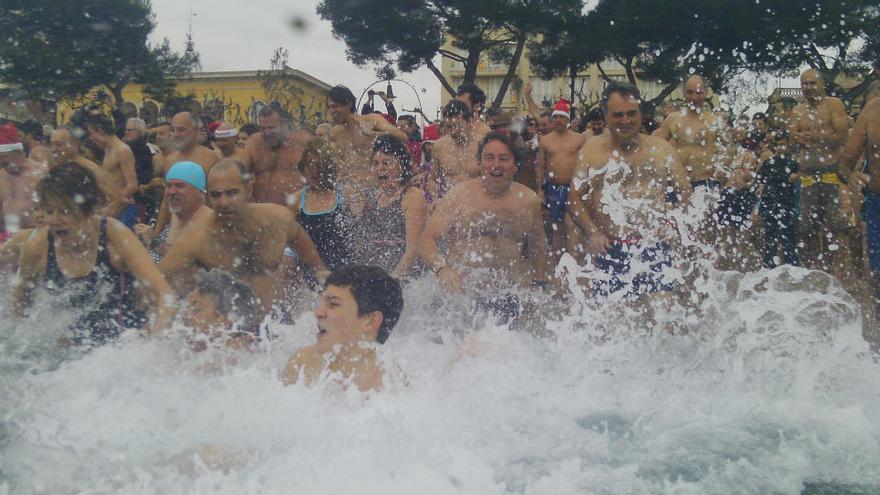 Més de 225 persones fan la primera remullada de l&#039;any a Sant Feliu de Guíxols