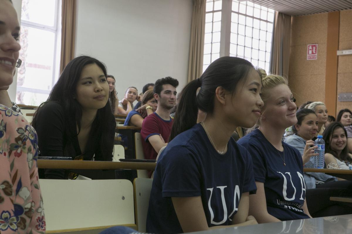 Alumnos de Erasmus en una charla en la UA a su llegada