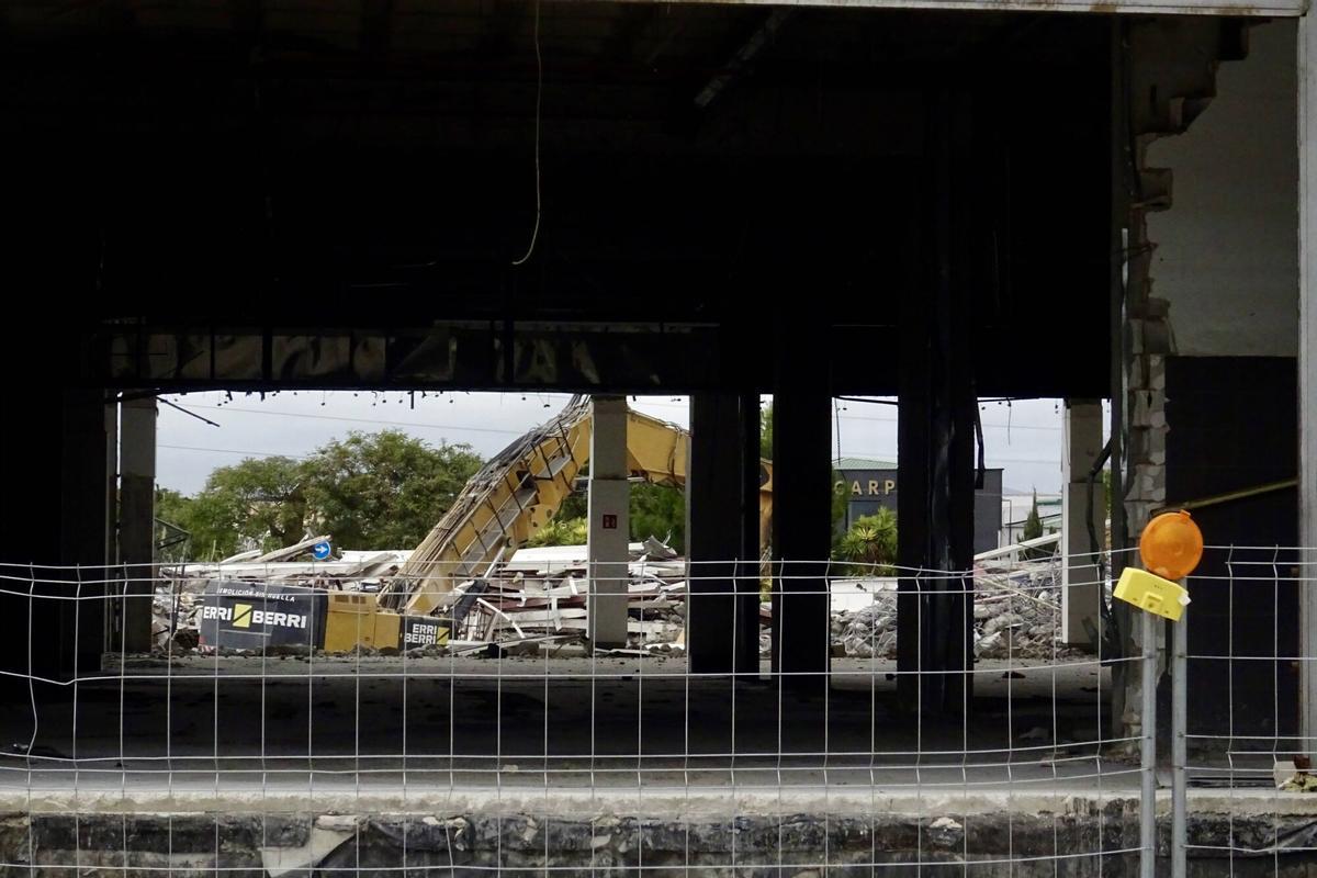 Trabajos de demolición del antiguo edificio de los cines en el centro de ocio Málaga Nostrum
