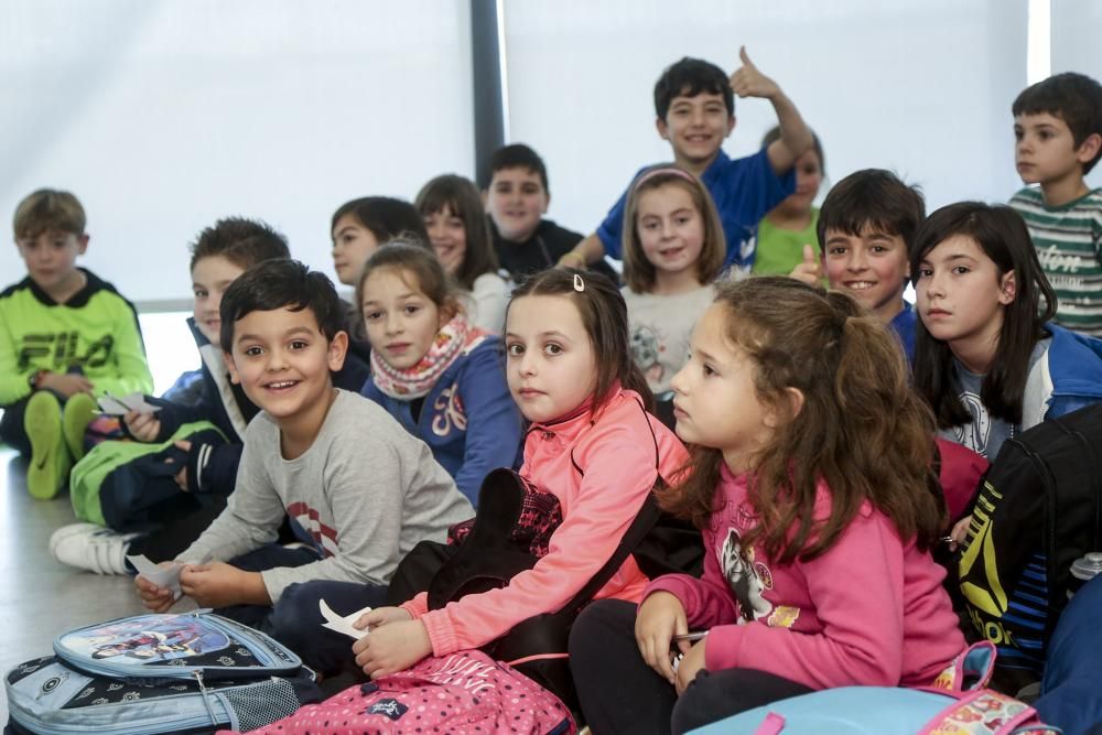 Los jugadores del Oviedo Uwusu y Yeboah visitan a los alumnos del colegio Carmen Ruiz Tilve