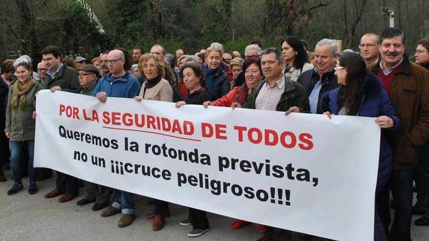 Vecinos y políticos cortan la carretera.