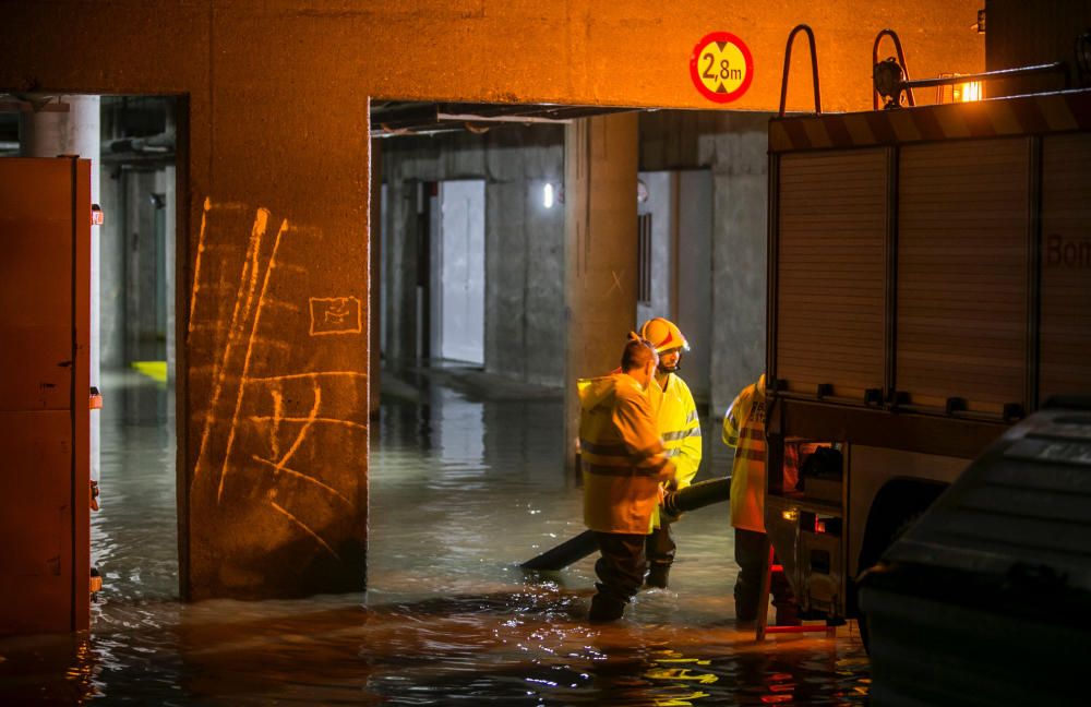 Los accesos al Hospital de San Juan están llenos de agua.