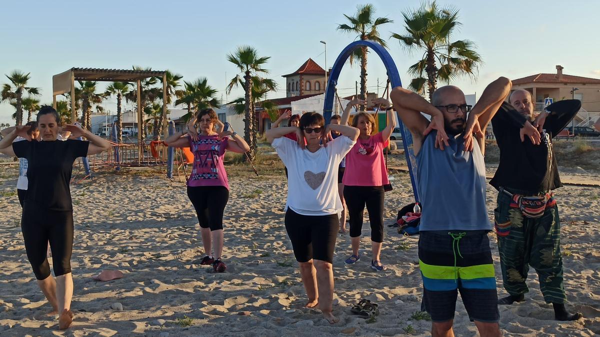 Vecinos de Almassora realizan una clase de 'Chi Kung' combinando la elasticidad, la respiración y el arte marcial.