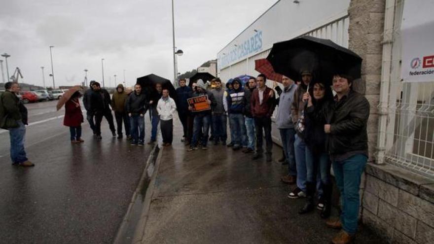 Los familiares de los trabajadores de Ros Casares se concentran ante las instalaciones