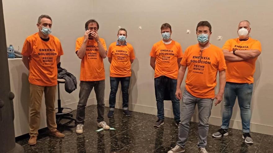 Los trabajadores de La Coruña, este mediodía, en el el Ayuntamiento gallego.