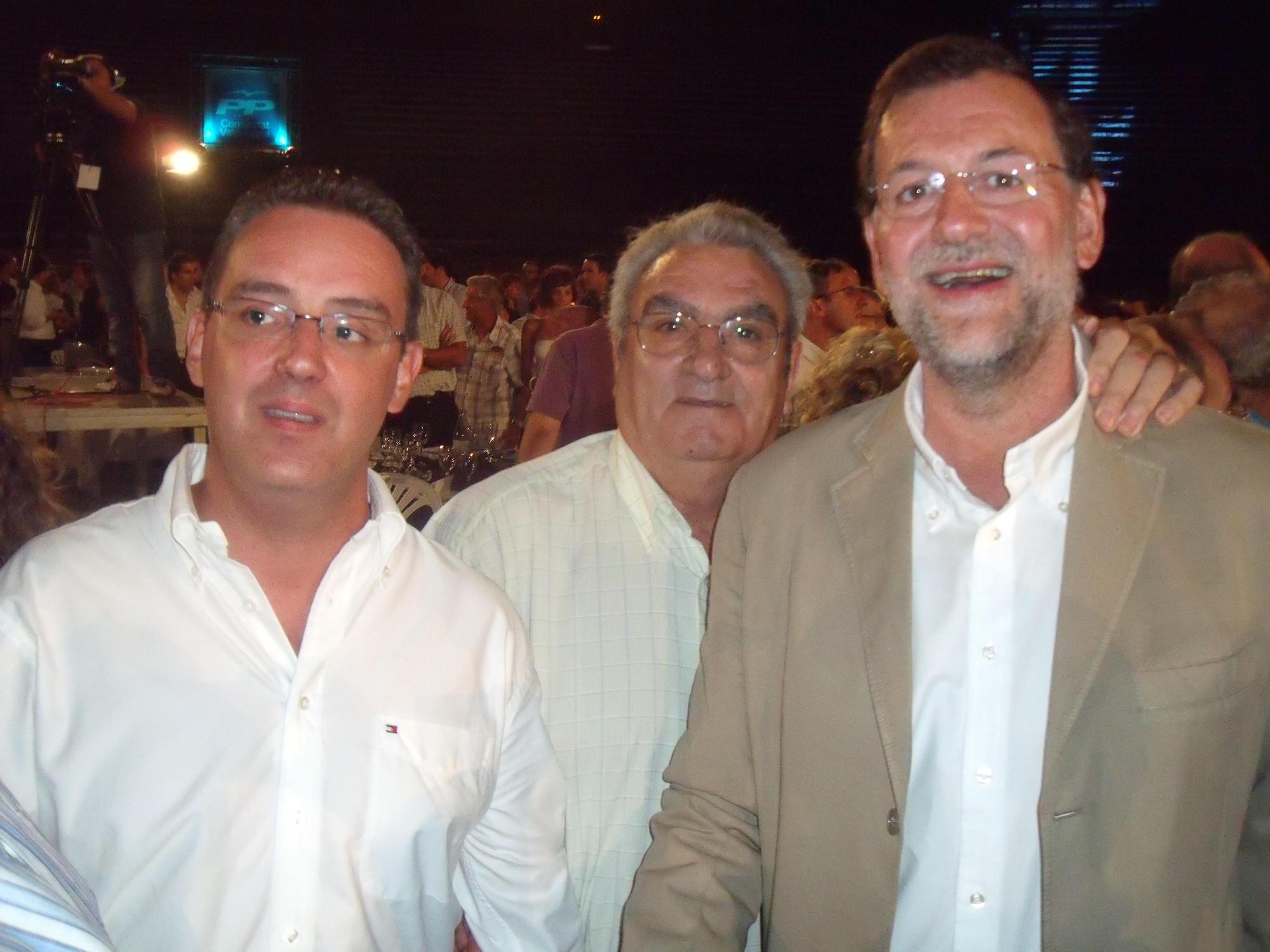 Oriental Juan Crespo en 2009 entre el exalcalde Rafa Sáez y el expresidente Mariano Rajoy.