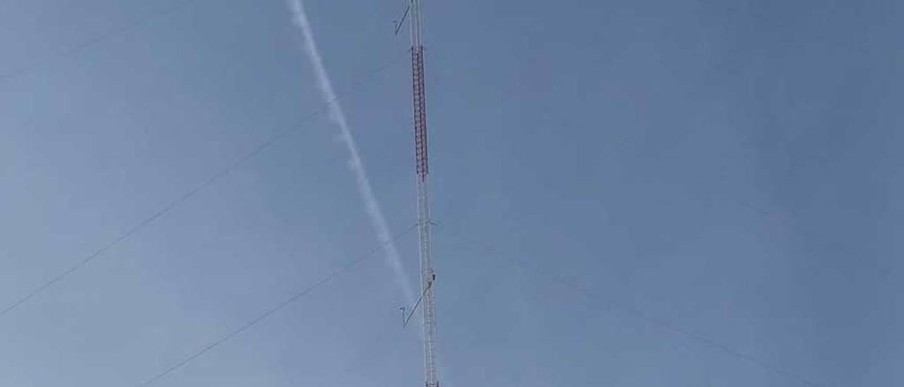 La torre de medición instalada por Hunosa en el monte Polio.