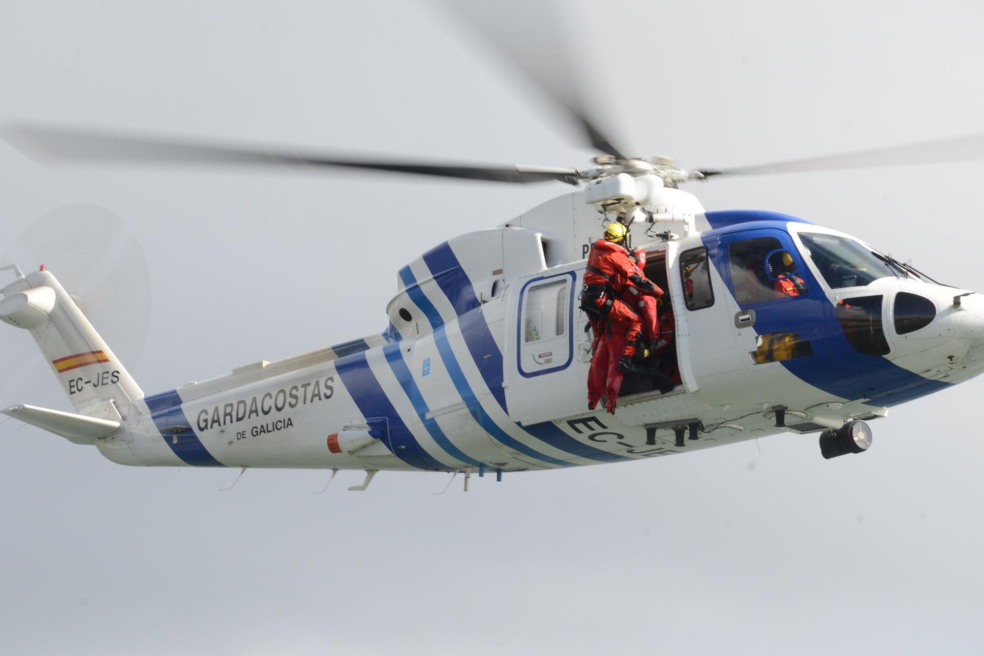 Escenas del simulacro de rescate frente a Moaña.