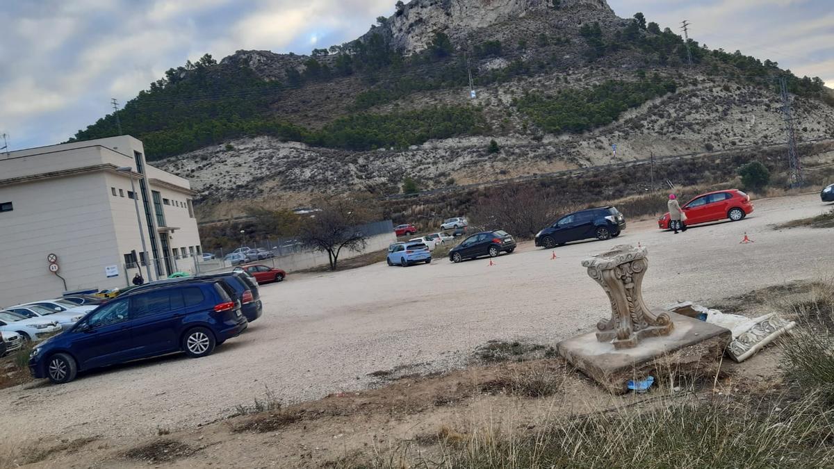 Colas para realizar la PCR en el centro de salud de Xixona