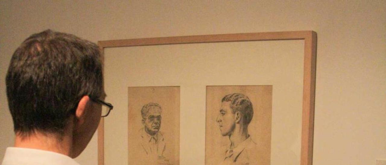Un visitante, ayer, frente a una de las obras expuestas en el Museo Antón dentro de la muestra colectiva de dibujos carcelarios.