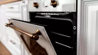 ¿Cómo cocinar con la puerta del horno abierta? Así la comida queda mucho mejor